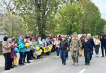 Брацлавська громада зустріла воїна, який повернувся з полону після чотирьох років неволі