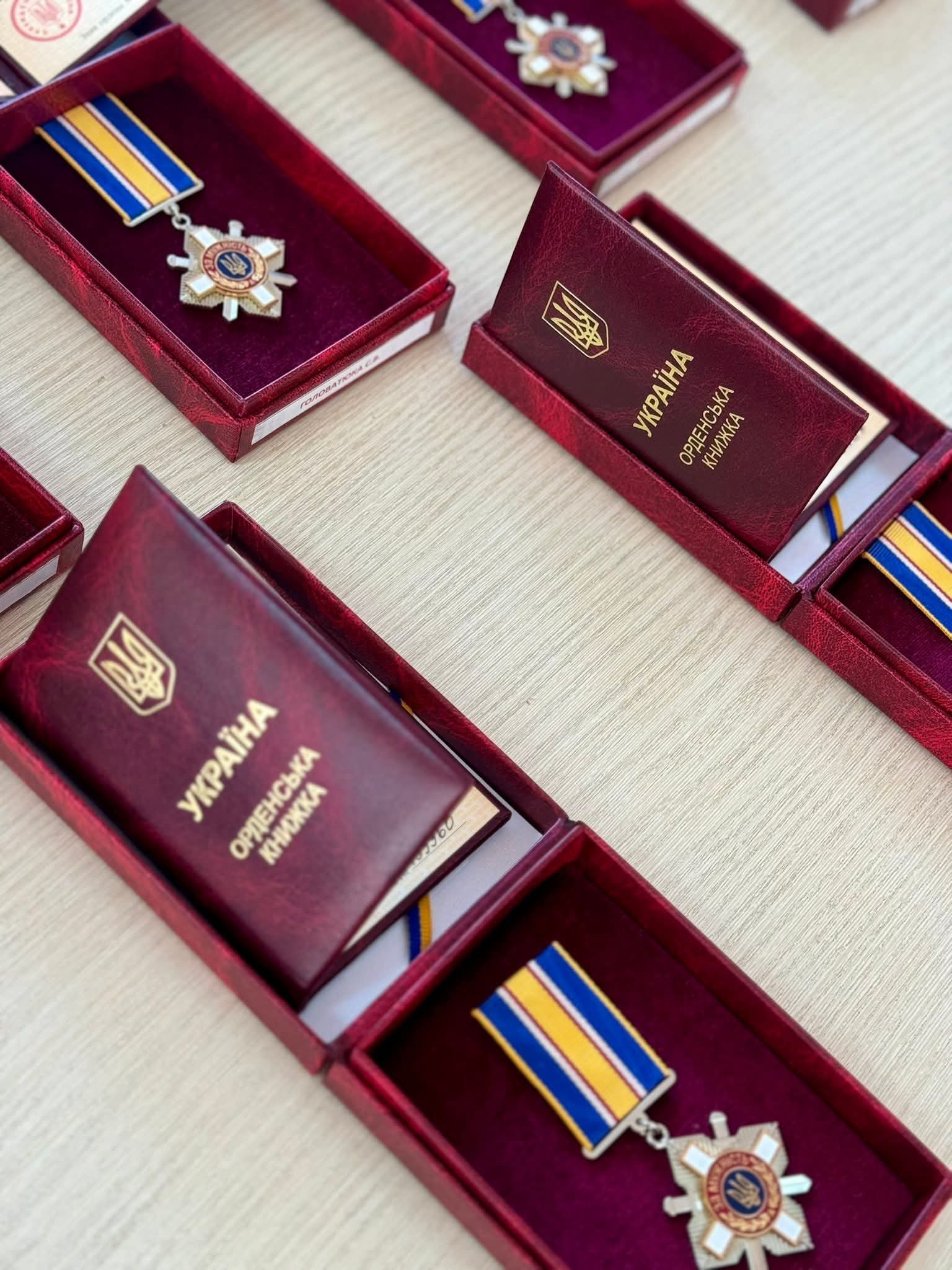 На Жмеринщині родинам полеглих Захисників передали посмертні державні нагороди