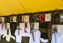 У Вінниці триває виставка вишиванок полеглих воїнів «Їх вдягали Герої»
