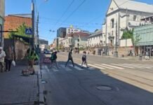 Без високих бордюрів: у центрі Вінниці оновлюють пішохідні переходи