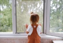 Спека та відчинені вікна: вінничанам нагадують про прості правила безпеки дітей