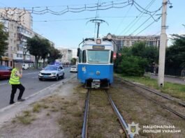 У Вінниці трамвай наїхав на пішохода: чоловіка госпіталізували