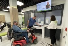У Ладижині запрацювало оновлене інклюзивне банківське відділення