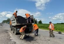На Вінниччині розпочали ремонт розбитої дороги поблизу Липовця