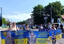 «Чекаємо. Стоїмо. Боремося»: у Чечельнику провели акцію на підтримку полонених і зниклих безвісти воїнів