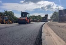 На дорогах Вінниччини за тиждень оновили понад 355 тисяч квадратних метрів покриття