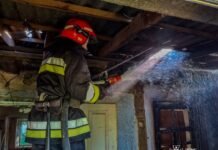На Вінниччині через несправну електромережу зайнялися дахи приватних будинків