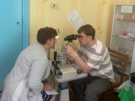 Безкоштовні окуляри та огляд лікарів: проєкт «Лікар в село» завітав до Козинців
