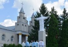 У Томашполі освятили статую Ісуса Христа Спасителя встановлену біля костелу