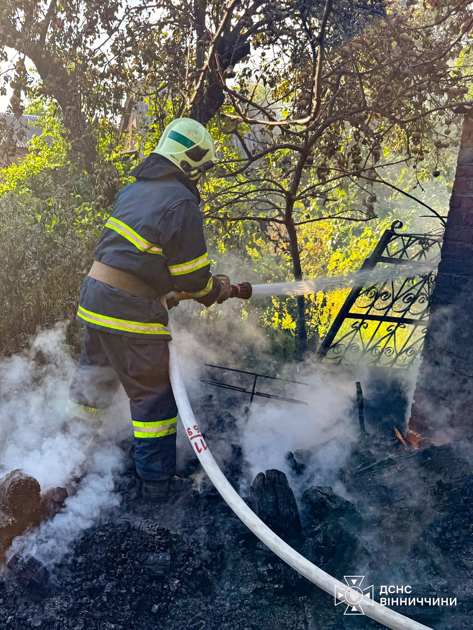 Кинутий недопалок ледь не залишив родину без господарської будівлі на Вінниччині