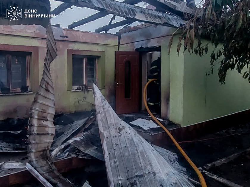 На Вінниччині горіли дах будинку та квартира: постраждала жінка