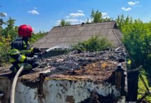 Кинутий недопалок ледь не залишив родину без господарської будівлі на Вінниччині