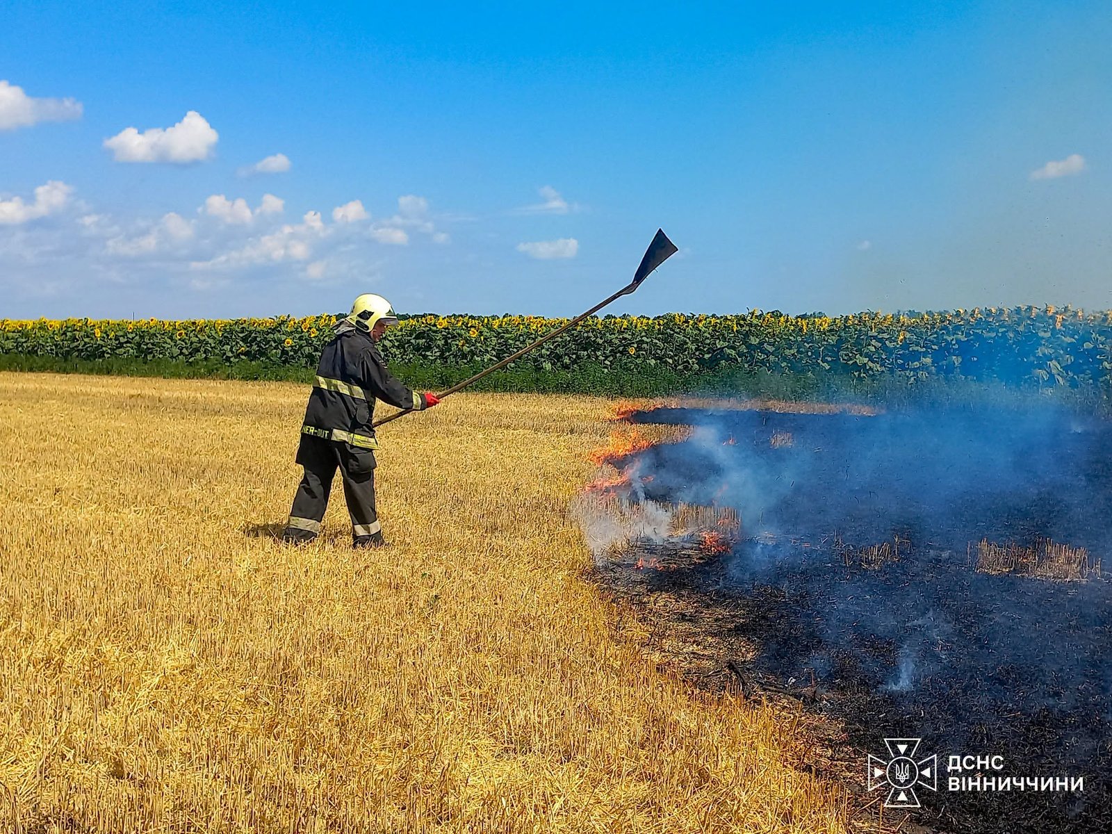 Кинутий недопалок ледь не залишив родину без господарської будівлі на Вінниччині
