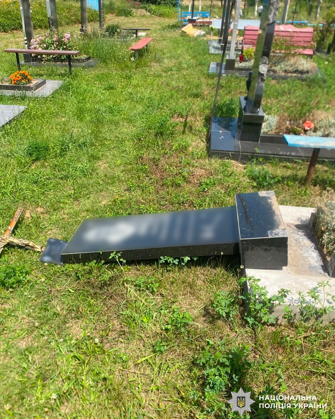 На Вінниччині п’яний 20-річний чоловік розтрощив шість могил на кладовищі