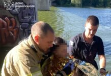 Рятувальники витягли з Південного Бугу жінку, яка стрибнула з мосту у Вінниці