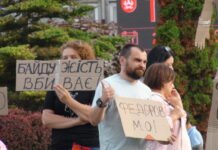“Стояли, стоїмо — і будемо стояти”: у Вінниці восьмий день тривають протести за повернення Федорова