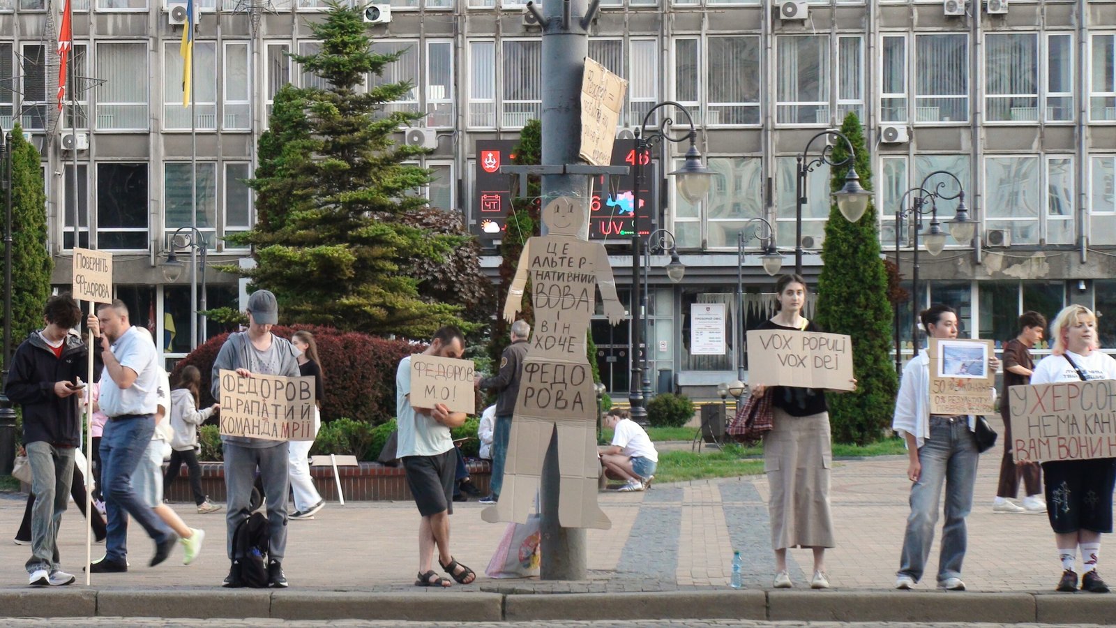 “Стояли, стоїмо — і будемо стояти”: у Вінниці восьмий день тривають...
