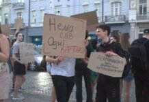 «Поверніть Федорова»: у Вінниці другий день поспіль тривають протести через зміну керівництва Міноборони