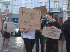 «Поверніть Федорова»: у Вінниці другий день поспіль тривають протести через зміну керівництва Міноборони