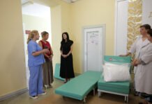 Дитячі лікарні Вінниччини отримали розкладні ліжка, щоб батьки могли бути поруч із дітьми в палатах