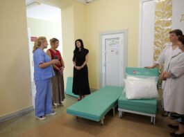 Дитячі лікарні Вінниччини отримали розкладні ліжка, щоб батьки могли бути поруч із дітьми в палатах