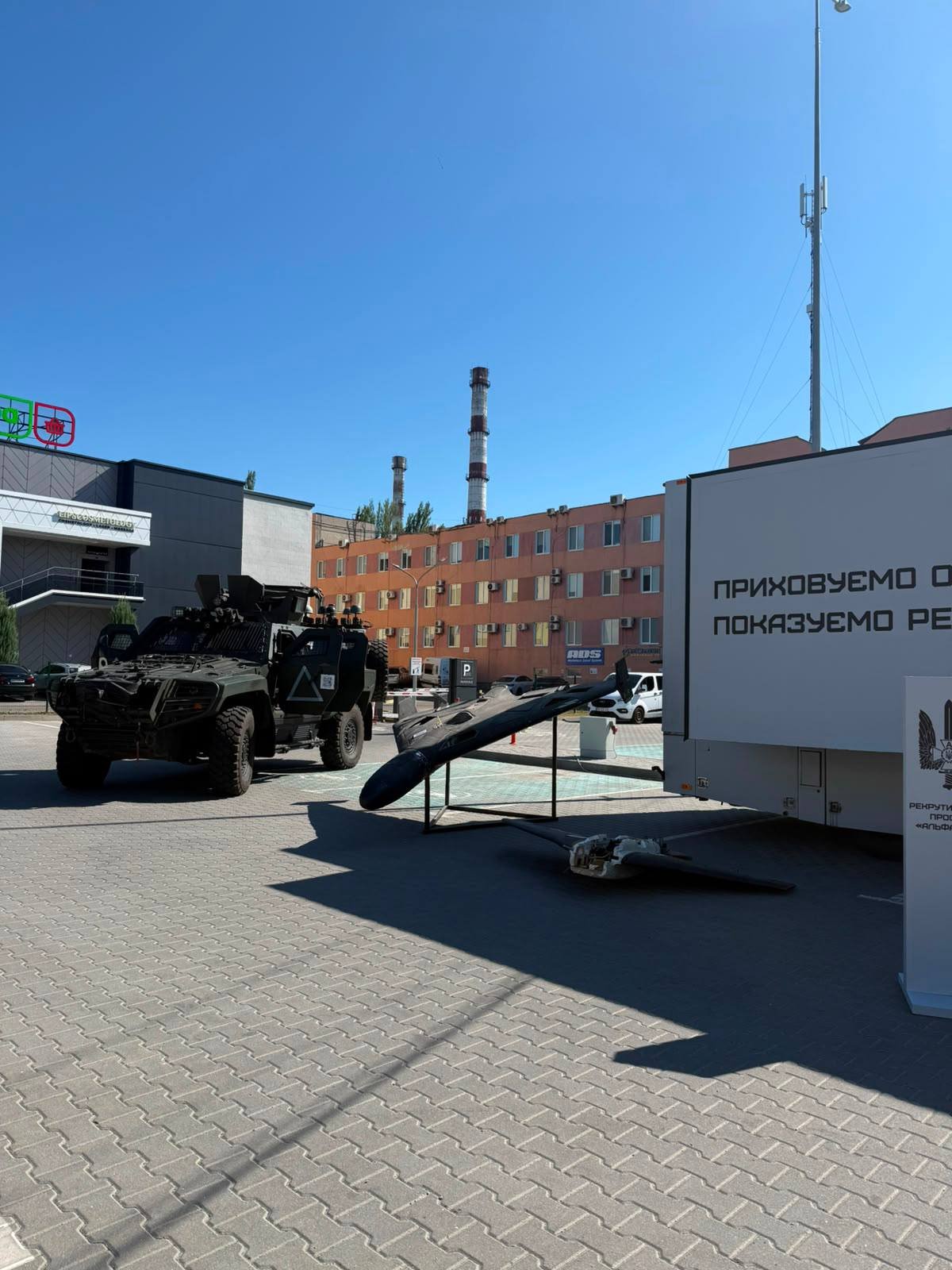 Еліта СБУ у Вінниці: біля ТРЦ «Мегамолл» розгорнули унікальний мобільний рекрутинговий...