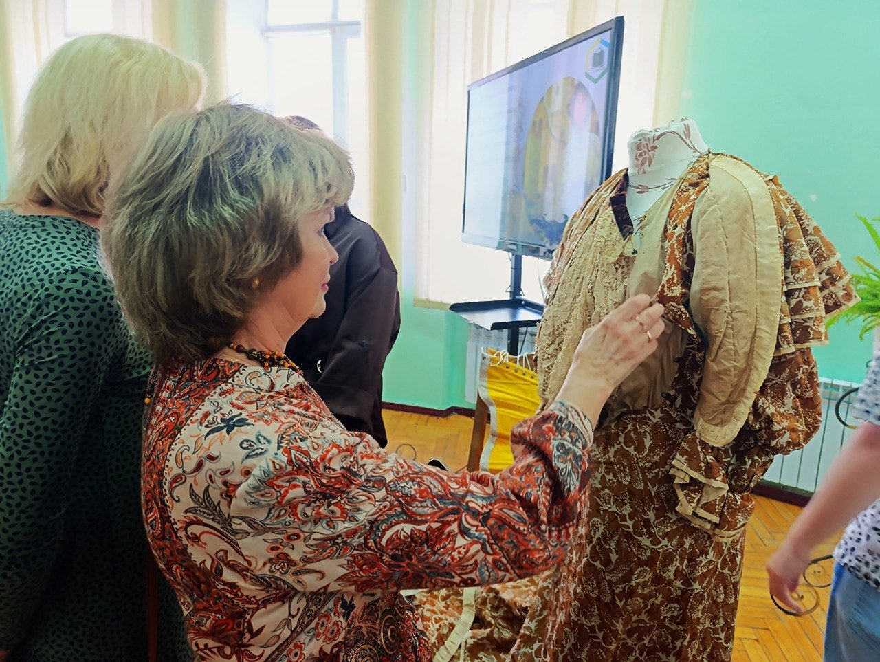 Корсети, капелюшки та європейські сукні: як одягалася міська еліта Вінниччини понад...