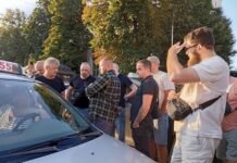 «Немає власних точок»: у Вінниці близько сотні ветеранів вийшли на розмову з вокзальними таксистами через конфлікт побратима