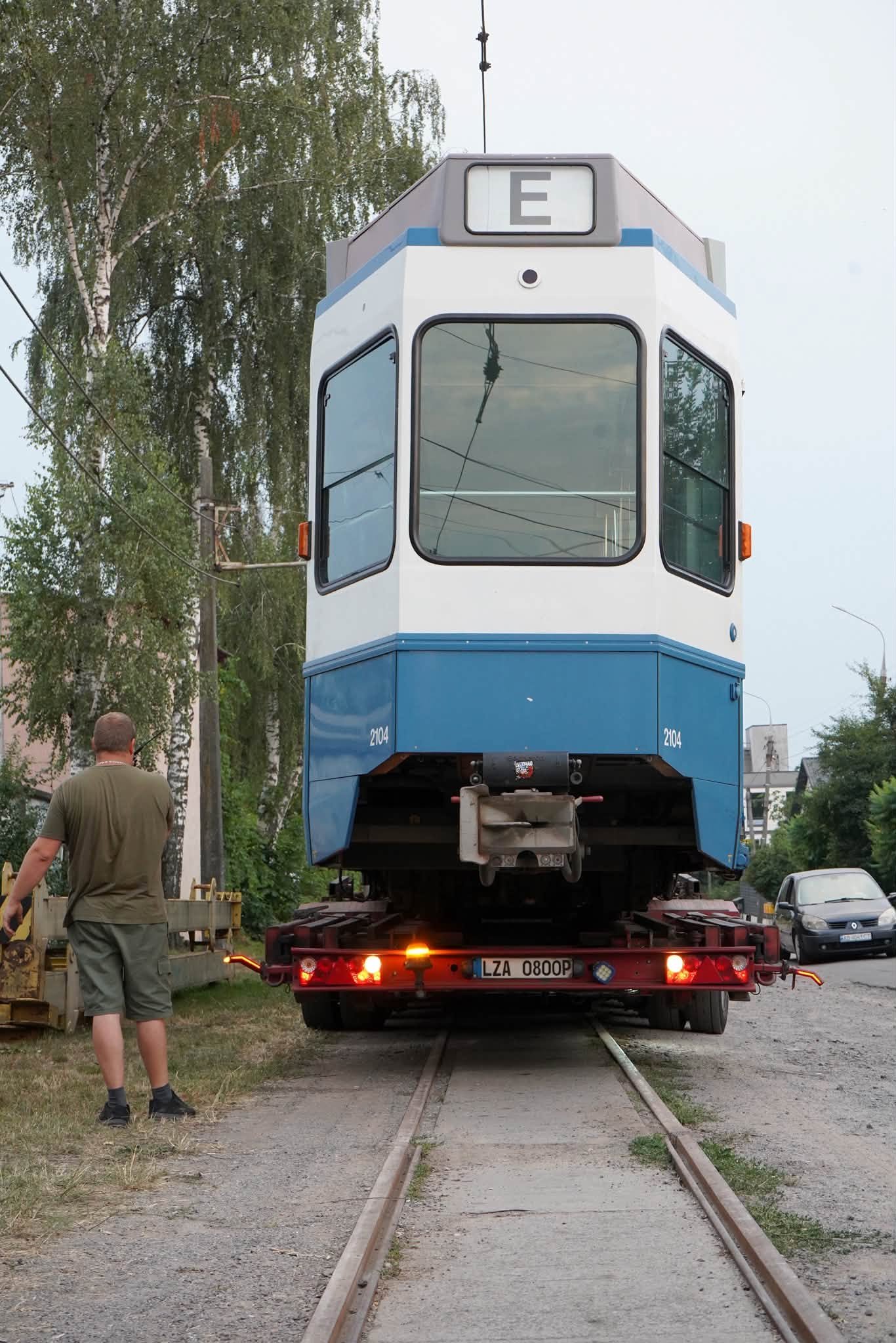 Більше місця та безбар’єрність: до Вінниці прибули перші трисекційні трамваї Tram 2000