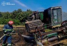 На Вінниччині під час жнив загорівся комбайн: вогонь охопив поле з ячменем