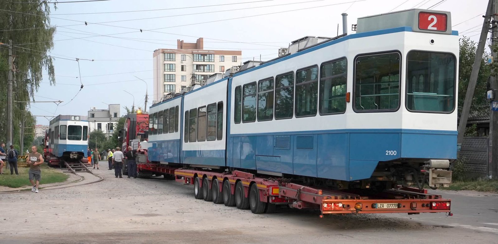 Більше місця та безбар’єрність: до Вінниці прибули перші трисекційні трамваї Tram 2000