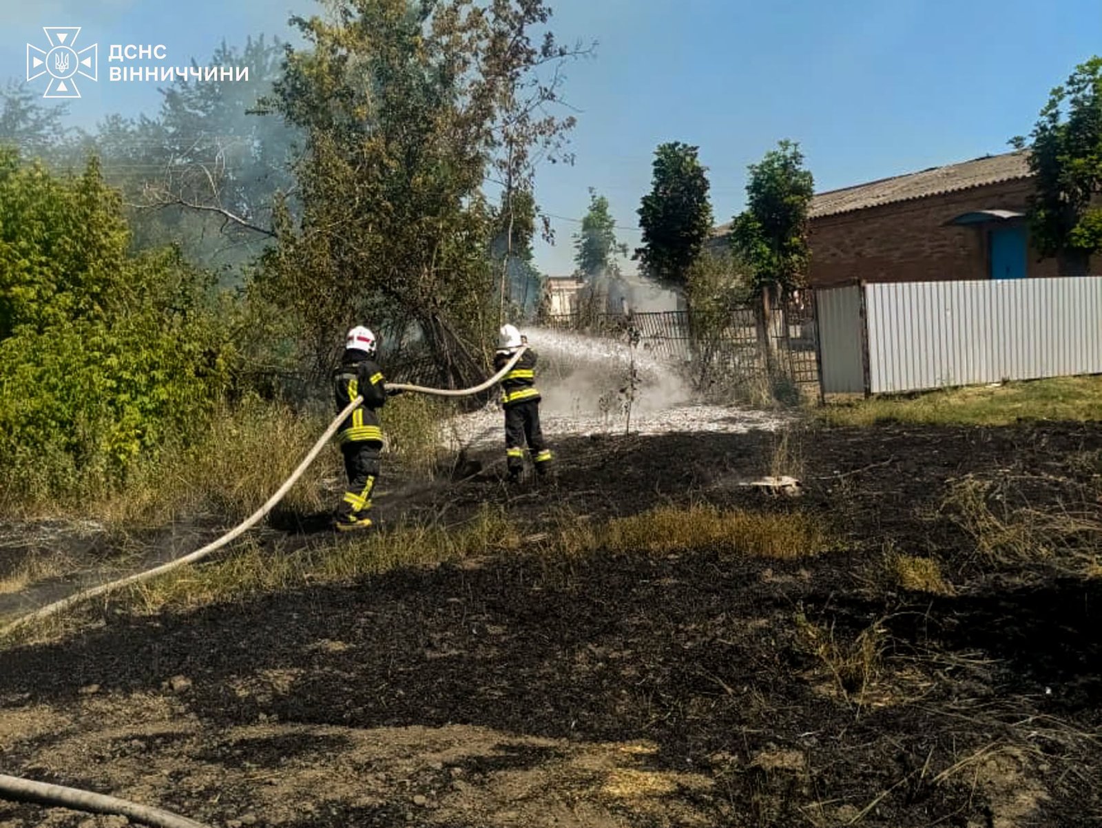 Пожежа через недопалок: на Вінниччині вогонь пошкодив господарську споруду
