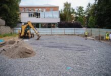 У центрі Вінниці облаштовують інклюзивний дитячий майданчик