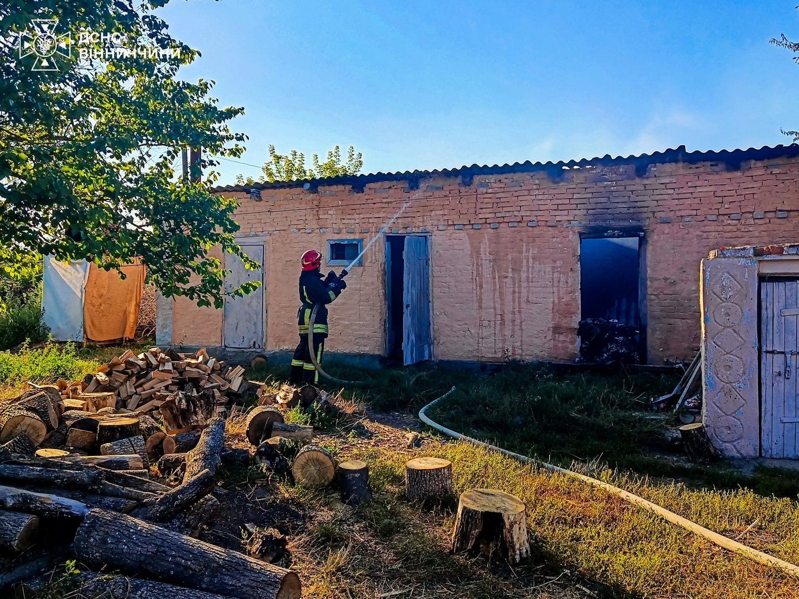 Діти розпалили багаття: на Вінниччині вогонь перекинувся на господарську будівлю