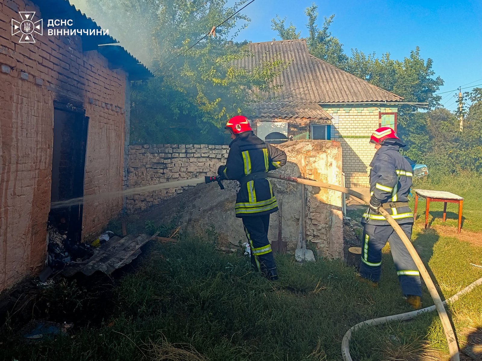 Діти розпалили багаття: на Вінниччині вогонь перекинувся на господарську будівлю