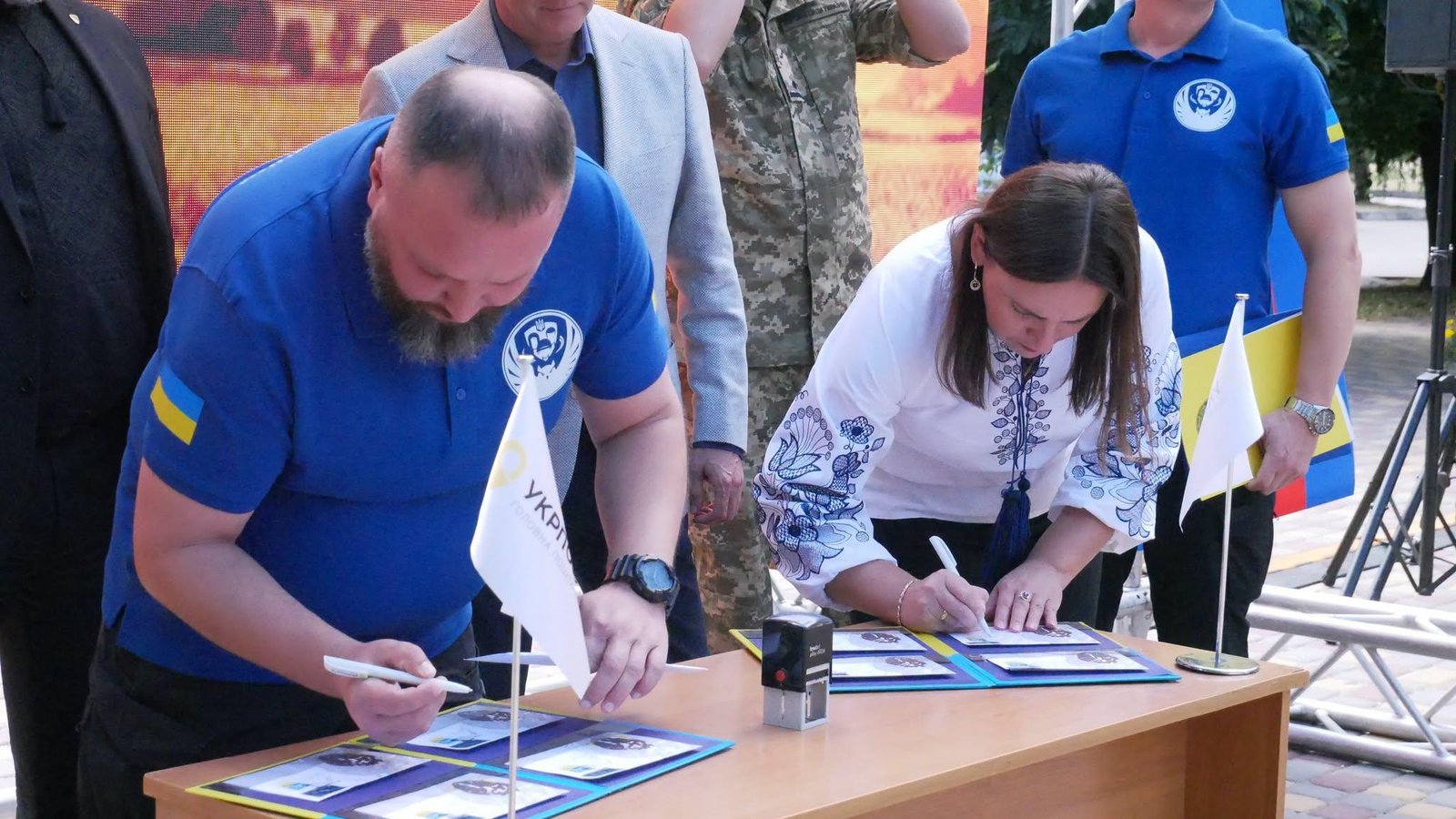 «Ми чекаємо»: на Вінниччині погасили особливі марки на честь полонених і...