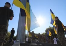 На Замковій горі у Вінниці урочисто підняли Державний Прапор України