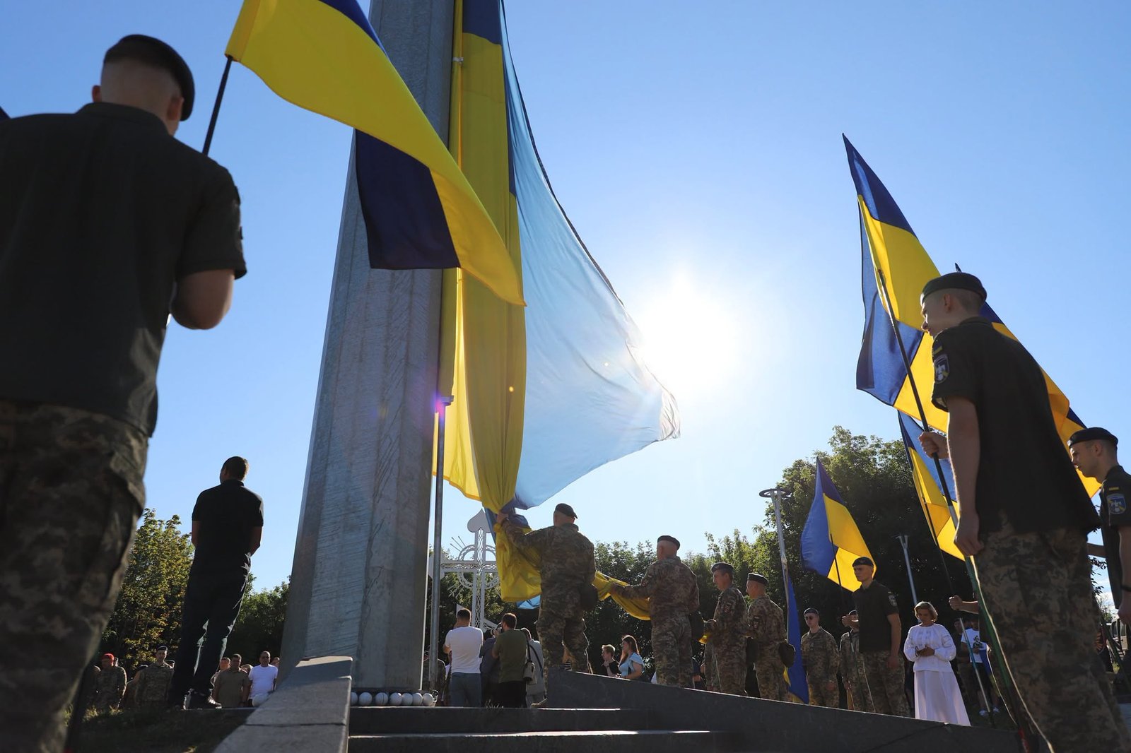 На Замковій горі у Вінниці урочисто підняли Державний Прапор України