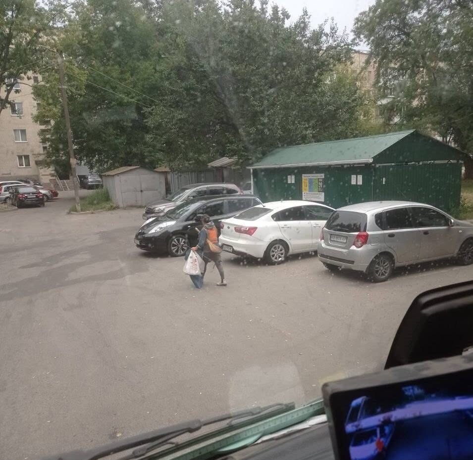 Вінничан закликають не блокувати під’їзд до сміттєвих контейнерів автівками