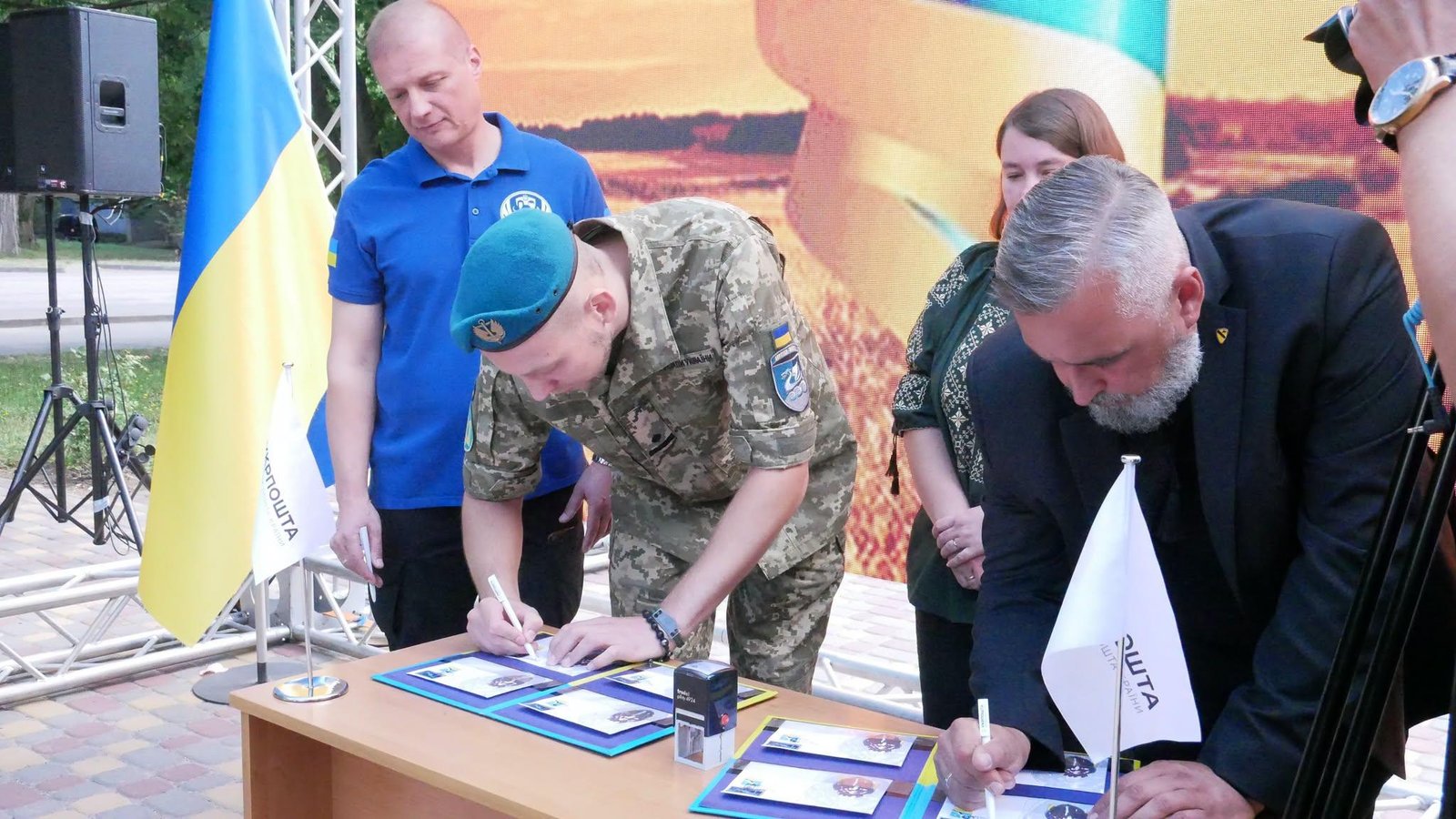 «Ми чекаємо»: на Вінниччині погасили особливі марки на честь полонених і...
