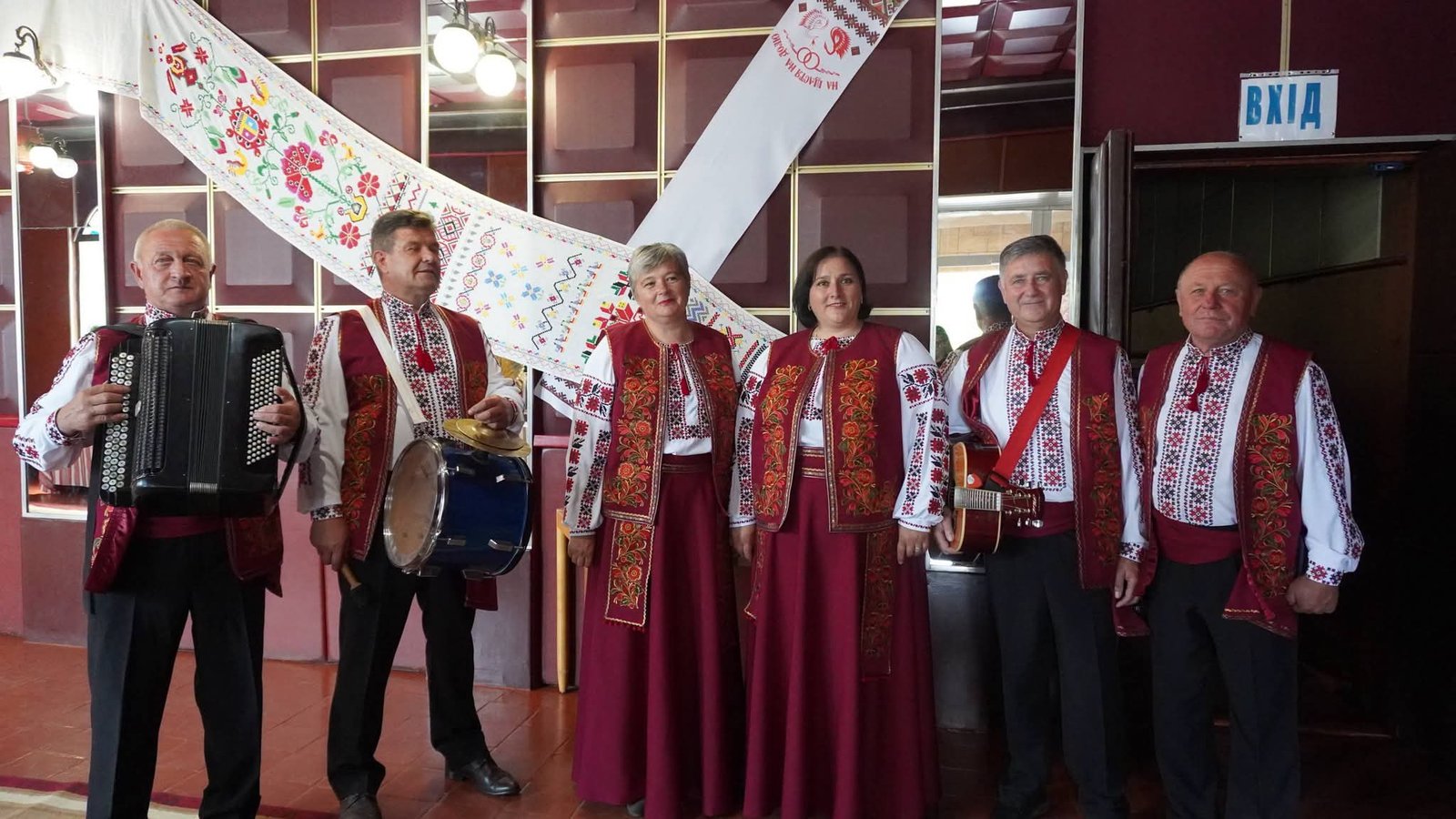 У Томашполі переможці конкурсу «Наша спадщина» презентували нові концертні костюми