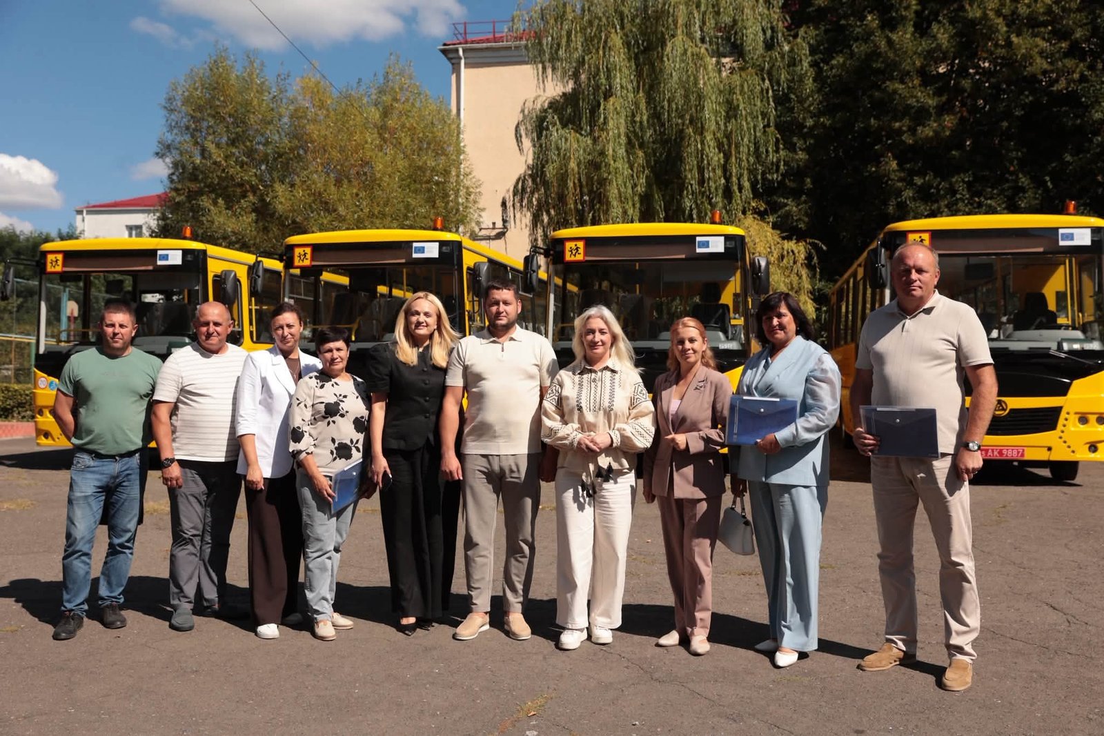 Ще чотири інклюзивні шкільні автобуси передали громадам Вінниччини