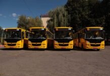 Ще чотири інклюзивні шкільні автобуси передали громадам Вінниччини