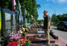 Генерал Дейнеко приїхав до Вінниці вшанувати полеглого Героя України Євгенія Пікуса