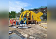 У Подільському зоопарку встановлюють новий дитячий майданчик