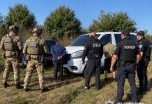 На Вінниччині затримали трьох чоловіків за торгівлю зброєю та наркотиками