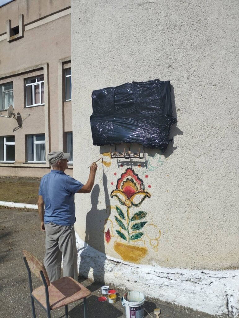 «Мальована хата»: на Вінниччині проходить мистецький симпозіум народного малярства