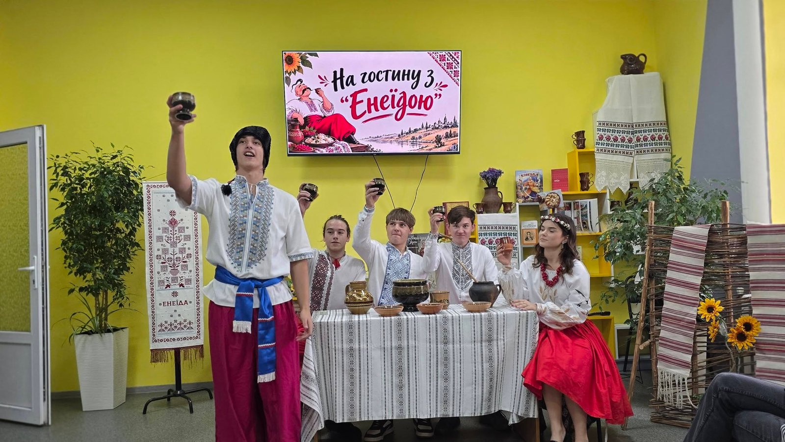 У Вінниці презентували гастрономічний рушник із QR-кодами на рецепти з «Енеїди»