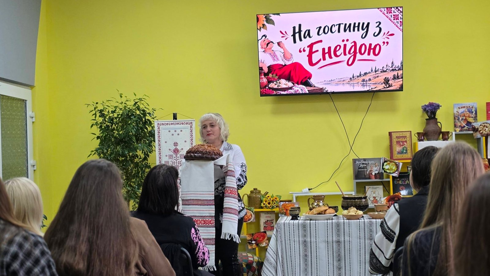 У Вінниці презентували гастрономічний рушник із QR-кодами на рецепти з «Енеїди»