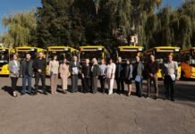 Ще 12 шкільних автобусів передали громадам Вінниччини